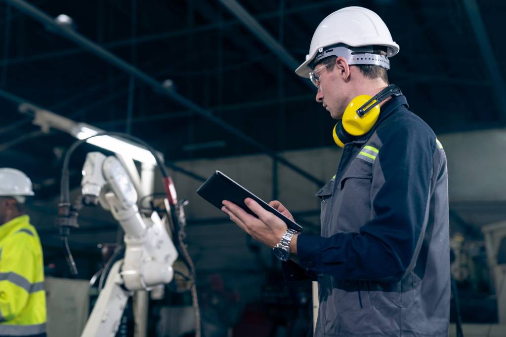 ผู้ชายยืนคุมเครื่องจักร