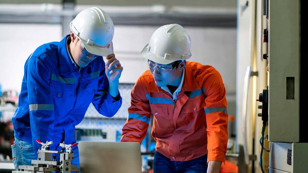 วิศวกรกำลังทำงาน