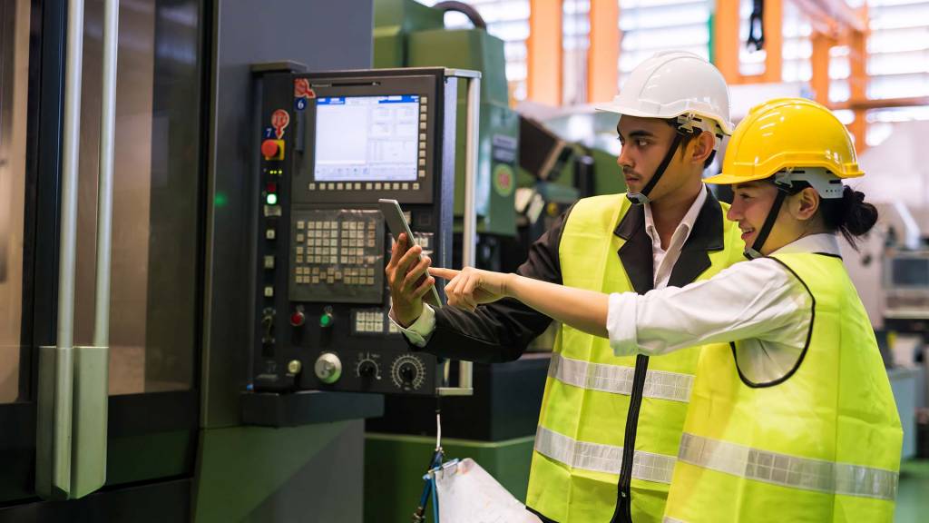 วิศวกรกำลังคุมงานเครื่องจักร