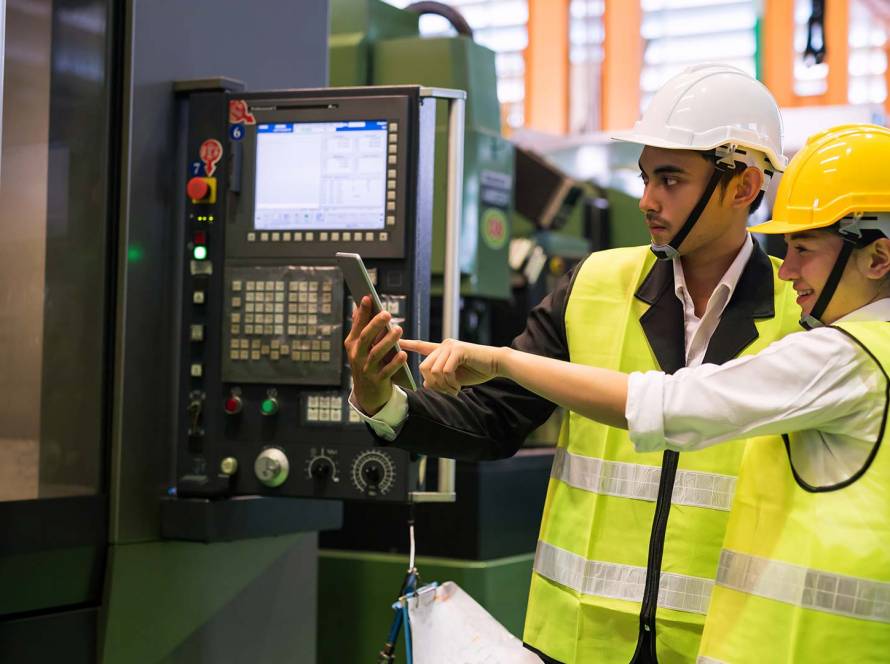 วิศวกรกำลังคุมงานเครื่องจักร