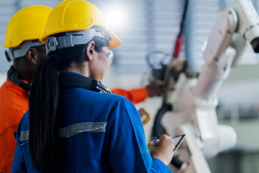 วิศวกรหญิงกำลังเช็คเครื่องจักร